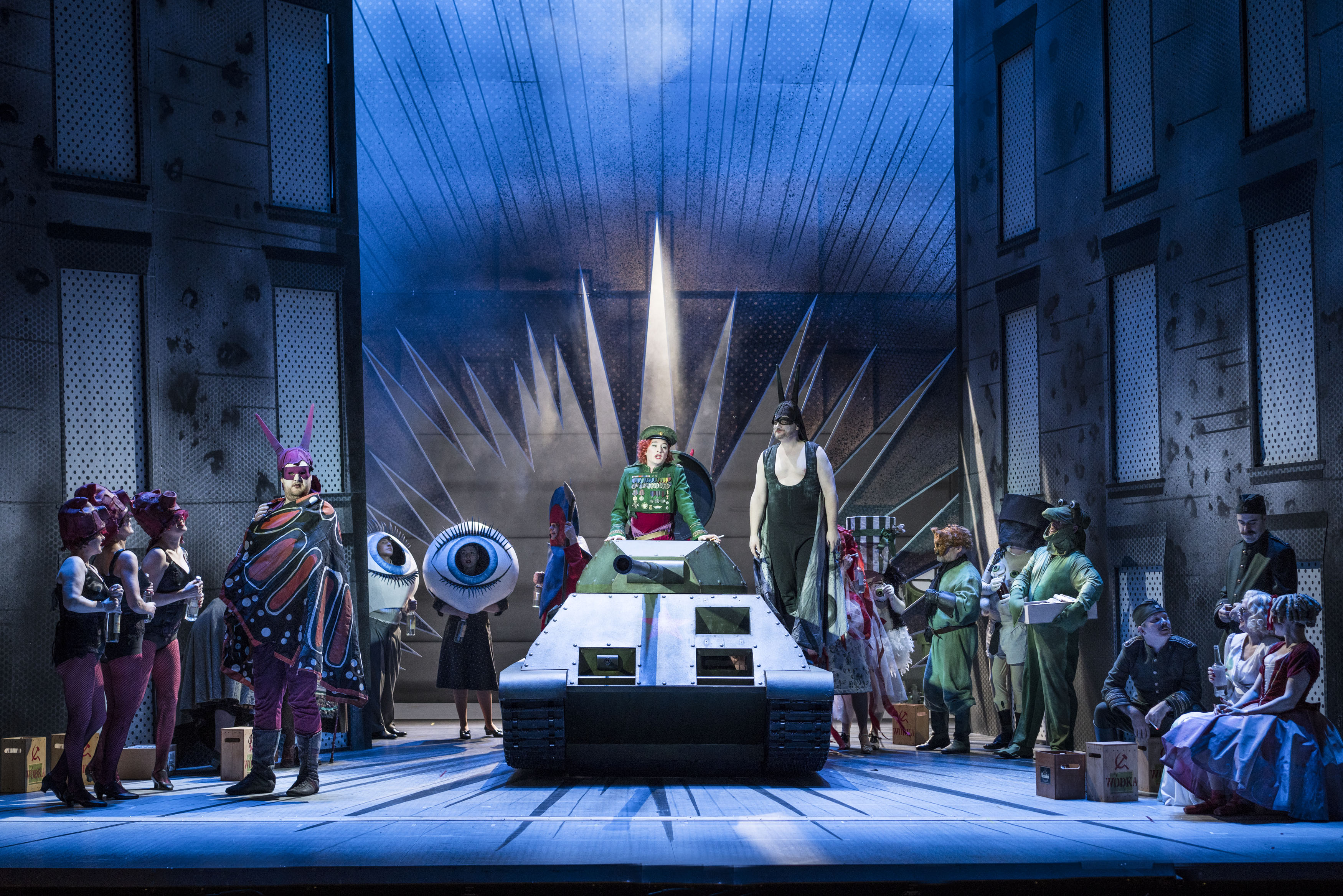 Läderlappen. Överste Orlovskijs fest. Överste Orlovskij (Richard Hamrin) och Doktor Falke (Anders Larsson)